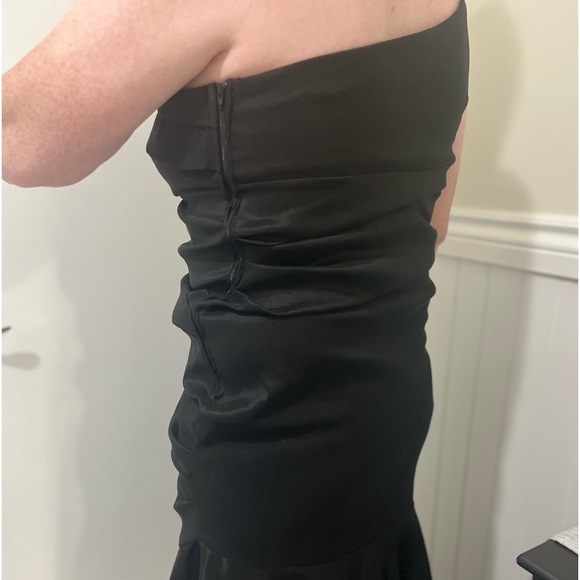 Gorgeous dress. Middle ruches up. Slight mermaid fit, one shoulder - Picture 8 of 8